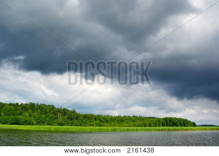 Moody cielo sopra il lago.