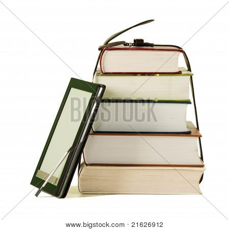 Pile de livres et de lecteur de livre électronique sur le fond blanc