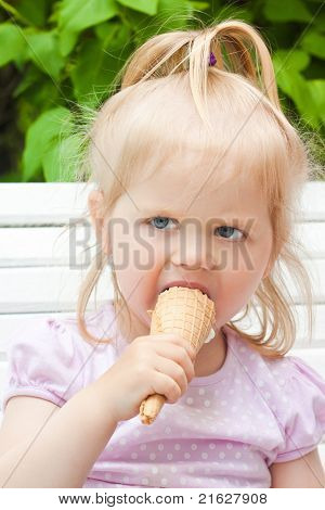 Baby essen Eis