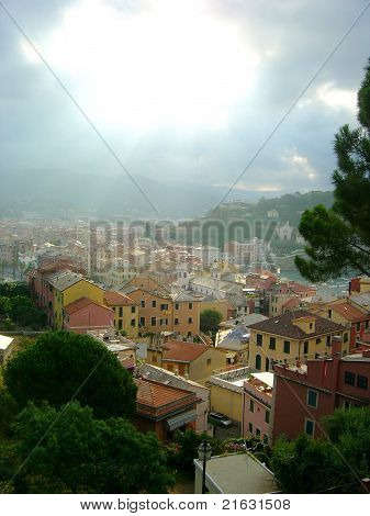 Myrskyinen taivas Italian village
