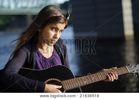 Portret dziewczynki z gitarą
