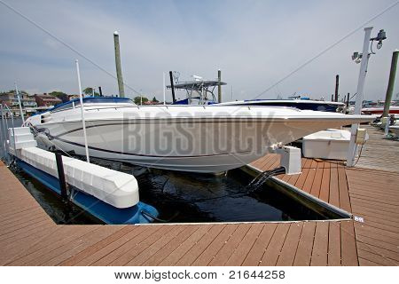 Motor barco amarrado en el puerto deportivo.
