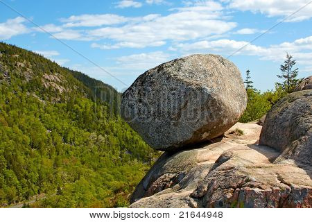 Vista de roca gigante en el Parque Nacional de Acadia, Maine.