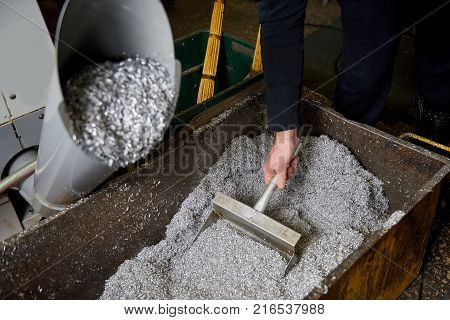 Grabing swarf from the container. Shovel is grabing swarf.