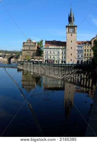 Brzegu rzeki w Pradze