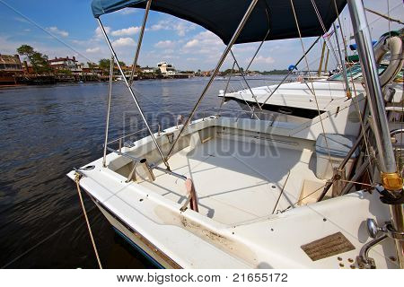 Motor barco amarrado en el puerto deportivo.