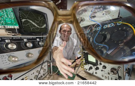 Scienziato sorridente andando a Handshake