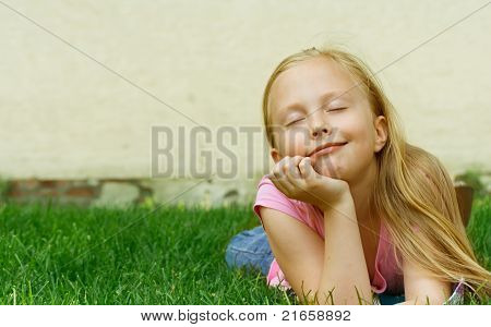 ragazza sull'erba