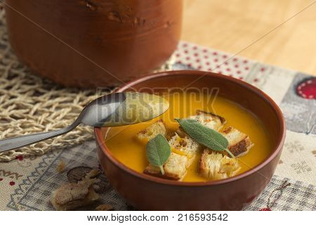 Pumpkin soup and leeks, with sage leaves.