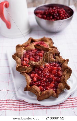 Traditional Russian pastry shanga with berries