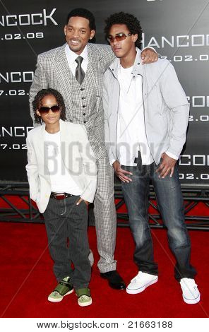 LOS ANGELES - 30 de JUN: Will Smith y Jada Pinkett Smith en la premiere de 'Hancock' en Los Ángeles,