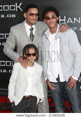 LOS ANGELES - 30 de JUN: Will Smith y Jada Pinkett Smith en la premiere de 'Hancock' en Los Ángeles,