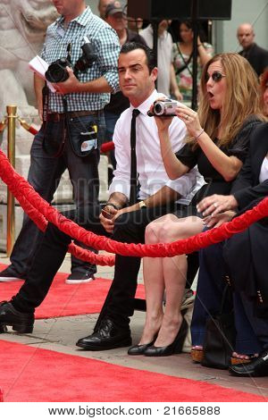LOS ANGELES - JUL 7: Justin Theroux på Jennifer Aniston håndaftryk & fodaftryk ceremoni på Graum
