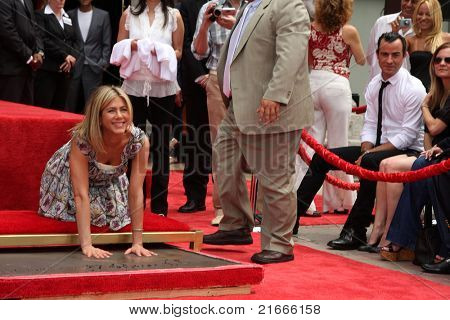 LOS ANGELES - JUL 7: Jennifer Aniston, Justin Theroux (hvid skjorte, sorte slips og hår) på Jenn