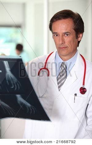 Doktor s stetoskop a X-ray