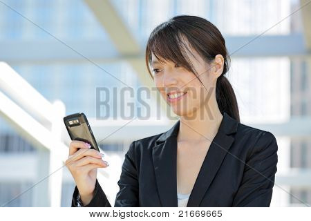 모바일 휴대 전화를 사용 하 여 비즈니스 우먼