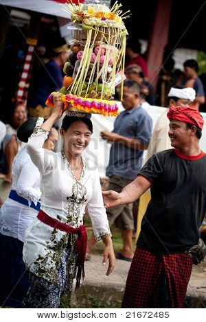 GIANYAR, BALI, INDONESIA - 21 maggio: Paesani non identificati portano doni agli dèi presso il Tem Balinese