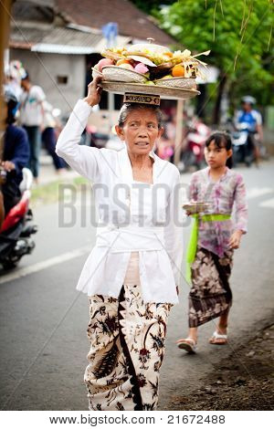 GIANYAR, BALI, INDONESIA - 21 maggio: Paesani non identificati portano doni agli dèi presso il Tem Balinese