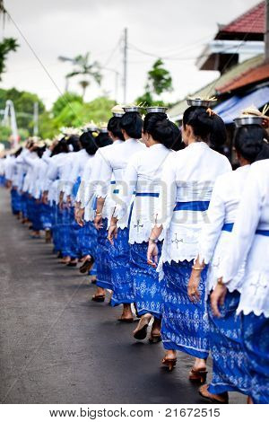 GIANYAR, BALI, INDONESIA - 21 maggio: Paesani non identificati portano doni agli dèi presso il Tem Balinese
