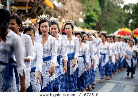 GIANYAR, BALI, INDONESIA - 21 maggio: Paesani non identificati portano doni agli dèi presso il Tem Balinese