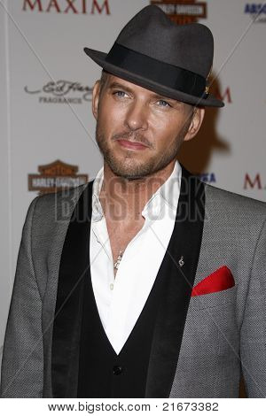 LOS ANGELES, CA - 19. května: Matt Goss přijíždí z večírku 11 ročních Maxim Hot 100 v Hřebčíně Paramount