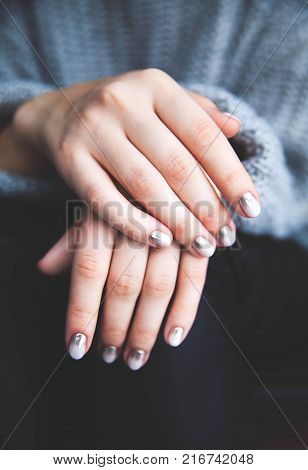 Stylish gray manicure with overflowing! Fashion, hands, fingers a