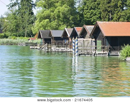Domy na jezeře Starnberg v bavorském Tutzingu Německo