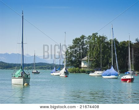 Lodě v Tutzingu Starnberské jezero v Bavorsku, Německo