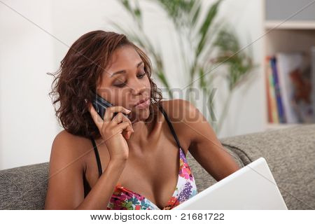 Donna parlare al telefono