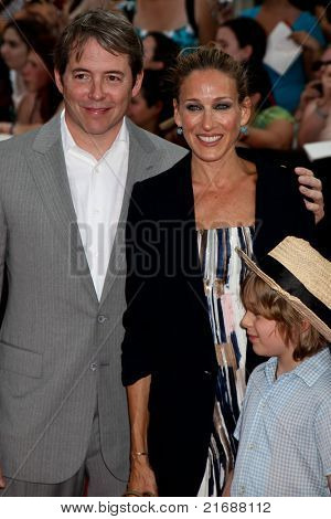 NEW YORK, NY - 11 กรกฎาคม: ก่อให้ (L-R) Matthew Broderick และ Sarah Jessica Parker เกิดกับลูกชายของเจมส์