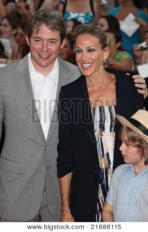NEW YORK, NY - 11 กรกฎาคม: ก่อให้ (L-R) Matthew Broderick และ Sarah Jessica Parker เกิดกับลูกชายของเจมส์
