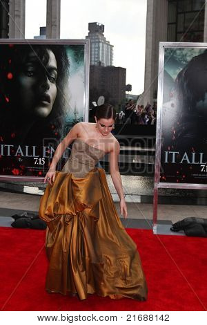 นิวยอร์ก NY - 11 กรกฎาคม: Emma Watson นักแสดงเข้าร่วมโรงนิวยอร์กของ ' แฮร์รี่พอตเตอร์และเดอะ D