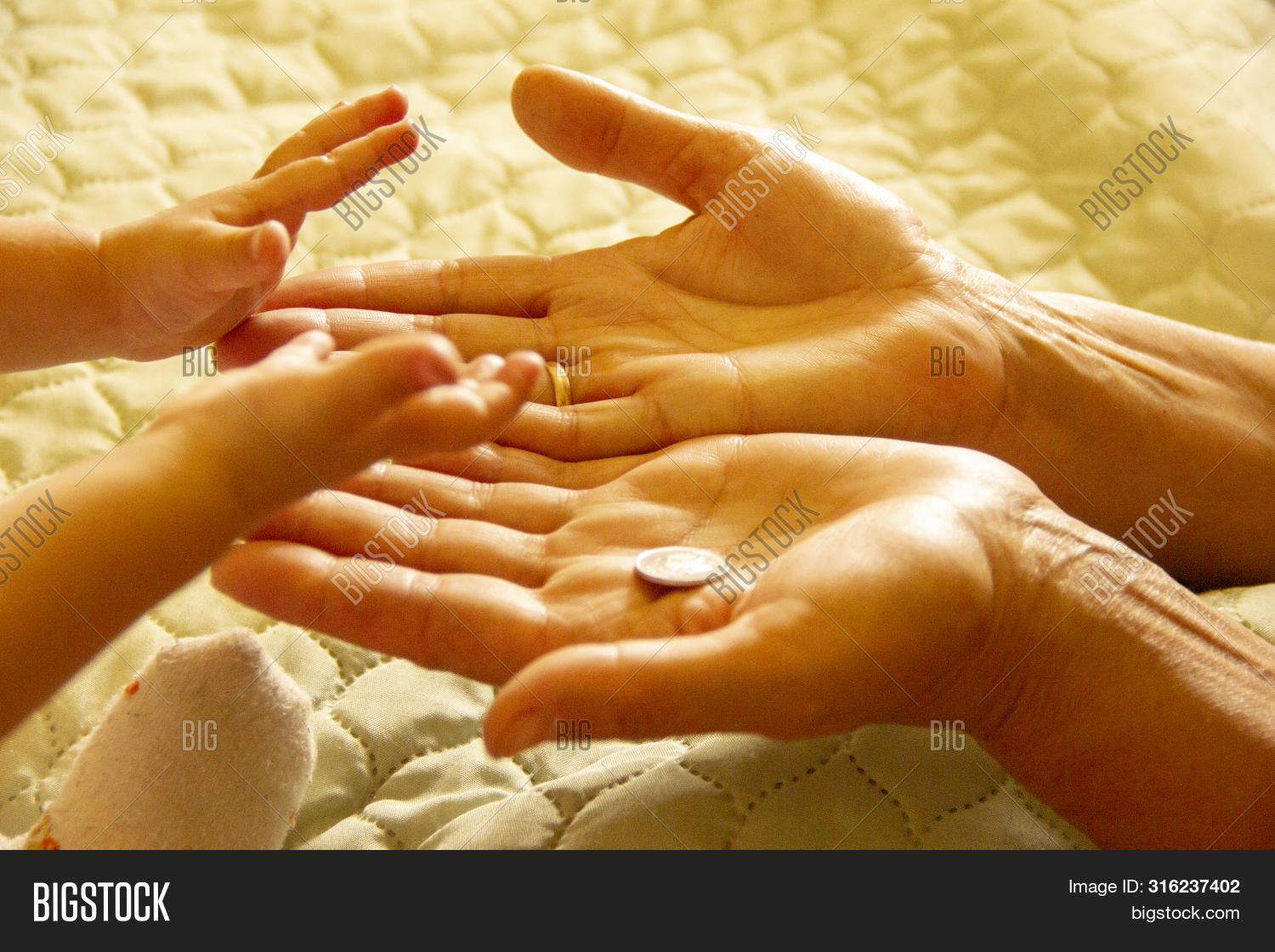 ладошки бабушки. помощь бабушке. ладошки бабушки. ладошки бабушки. ладошки бабушки.