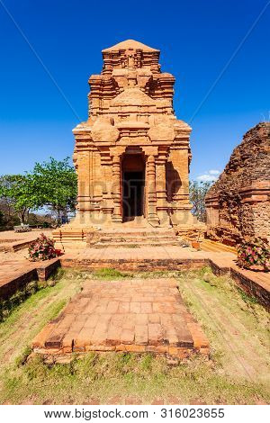 Poshanu Or Po Sahu Inu Tower Or Pho Cham Tower Is A Group Of Relics Of The Cham Towers In The Old Ki