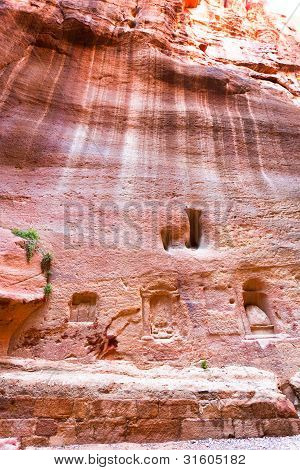 Nicchie, santuari e sculture a parete di Siq, Petra