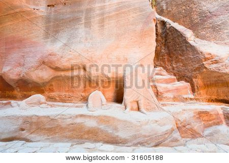 Scultura scavata nella parete di arenaria di Siq passaggio a Petra