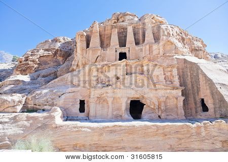 La tomba di Obelisco e Bab come siq triclinio In Petra
