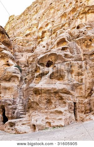 lebenden alten HÃ¶hle und Schritte in kleinen petra