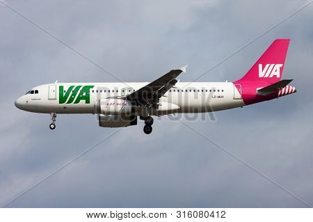 Frankfurt / Germany - August 17, 2014: Air Via Airbus A320 Lz-mda Passenger Plane Landing At Frankfu