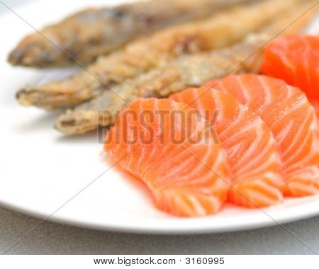 Shishamo y sashimi de salmón