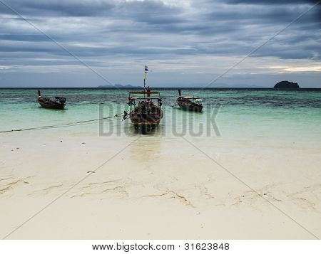 Molnig morgon vid havet