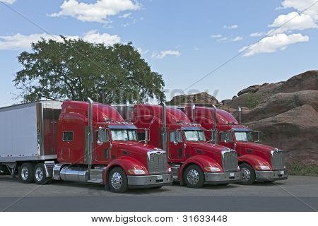 Semi lastbiler parkeret sammen