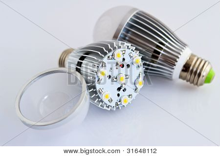Dvě Led žárovky s 1 watt Smd čipů v popředí bez krycí sklo