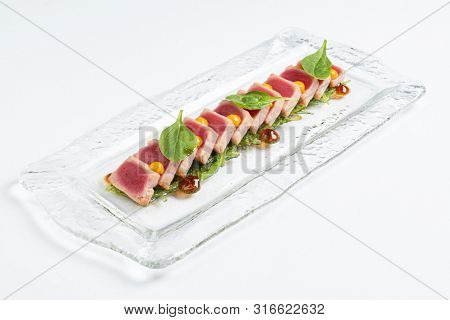 sliced steak fof tuna with sauce