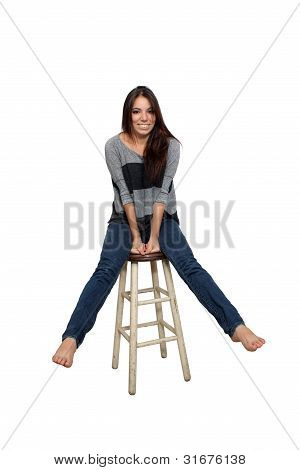 Morena casual em uma banqueta
