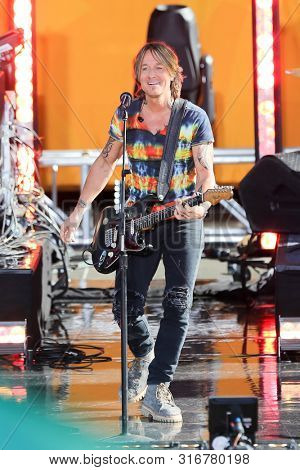 NEW YORK - AUG 9: Keith Urban performs on ABC's 