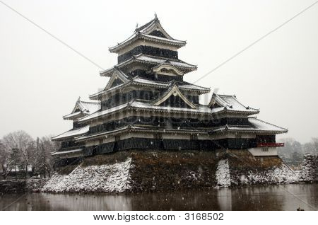 Matsumoto Castle lumisena päivänä