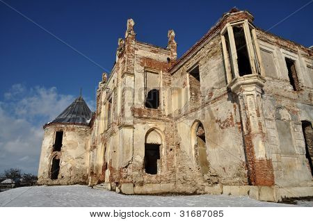 Le rovine del castello di Banffy in Bontida, vicino a Cluj Napoca, Romania