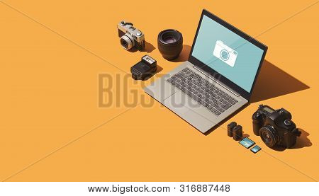 Professional Photography Equipment: Digital Reflex Camera, Memory Cards, Lens, Flash Light, Batterie