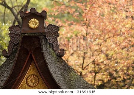 drewniana świątynia japoński dachu w jesieni, Fushinari sanktuarium, Kyoto